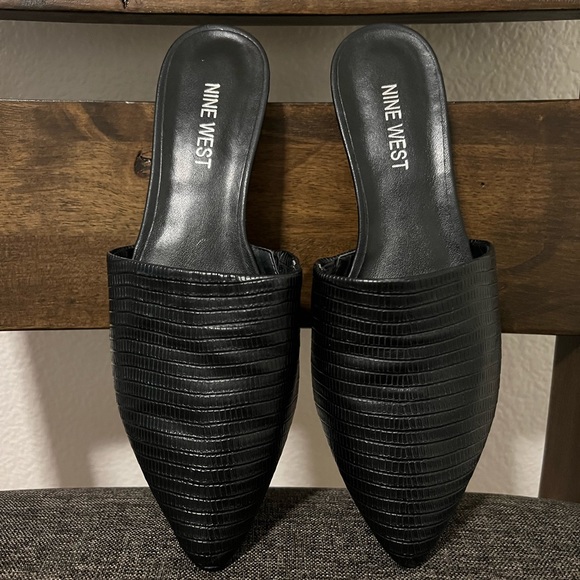 Nine West Crocodile Embossed Point Toe Ballet Flats. Size 5.5 in Black - Picture 4 of 4